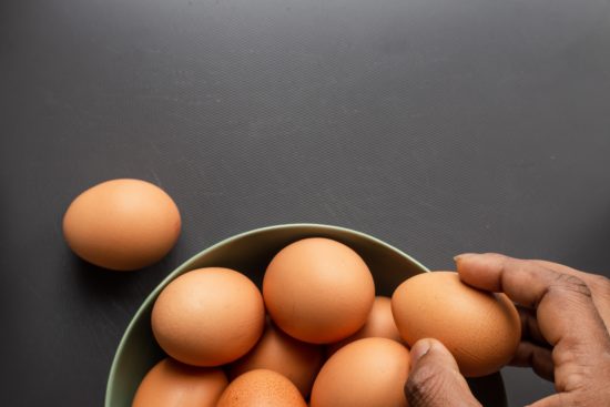 卵を常温に戻す理由やどのくらい時間がかかるか？レンジでもできる？