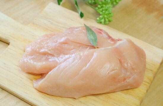 鶏むね肉のカロリーは？ゆでたり皮なしのおすすめダイエットレシピは？