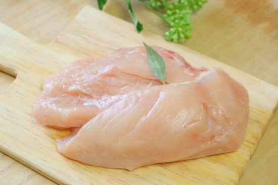 鶏むね肉のカロリーは？ゆでたり皮なしのおすすめダイエットレシピは？